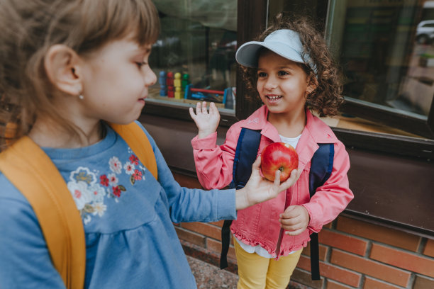 两个正在上小学的小女孩的背影图片下载