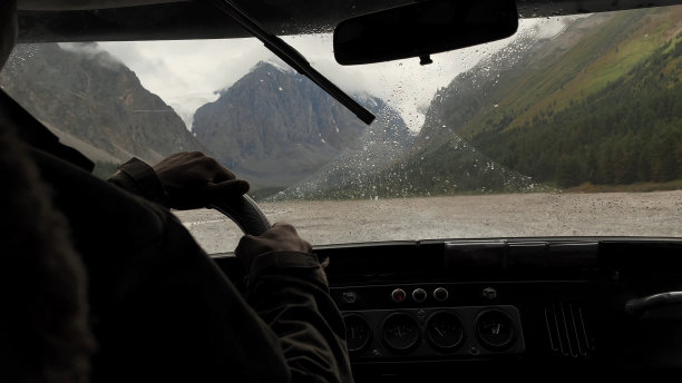 透过车窗望向阿尔泰阿克特鲁山谷的群山图片下载