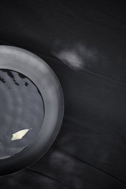 碗以金属水和天然石材为底座，充当水镜，装饰、设计图片下载