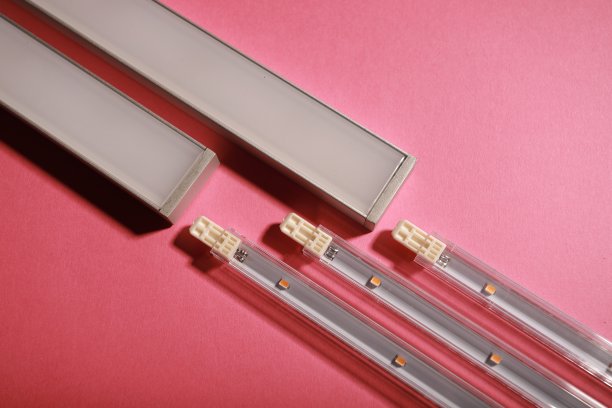 粉红色背景上的长led灯连接器的细节图片下载