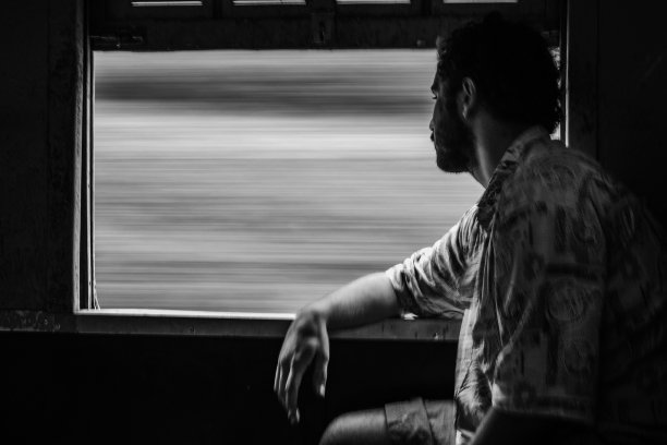 享受火车之旅的旅客望着窗外图片下载