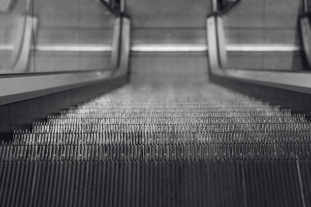 自动扶梯黑白拍摄图片下载