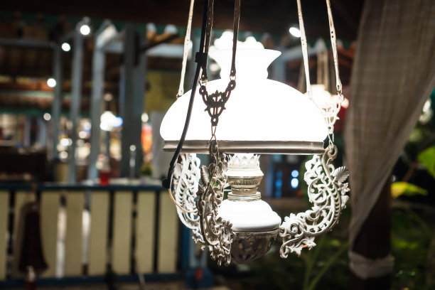 古老而质朴的悬挂灯图片下载