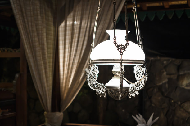 古老而质朴的悬挂灯图片下载