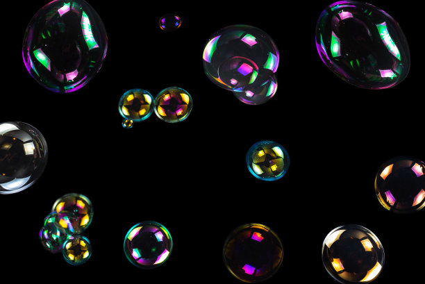 黑色背景上隔离的肥皂泡图片下载