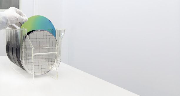 硅晶圆在洁净室的储存盒上，为半导体铸造厂生产准备。图片下载