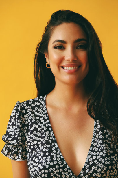 黄色背景下美丽的拉丁美洲女子。图片下载