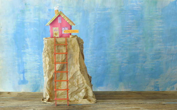 买房子，可爱的模型家在纸板山和梯子，房地产业务房地产代理概念，免费复制空间图片下载