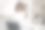 年轻漂亮的女人要在网上购物。欧洲女孩拿着信用卡。图片下载