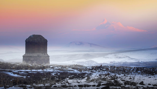 阿尼遗址的历史城市(Ani Harabeleri):第一个进入安纳托利亚，是中世纪丝绸之路的重要贸易路线。土耳其阿尼，卡尔斯，日落时的历史教堂和寺庙。图片下载