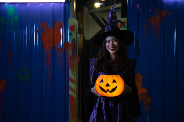 派对上穿着女巫服装的女人。图片下载