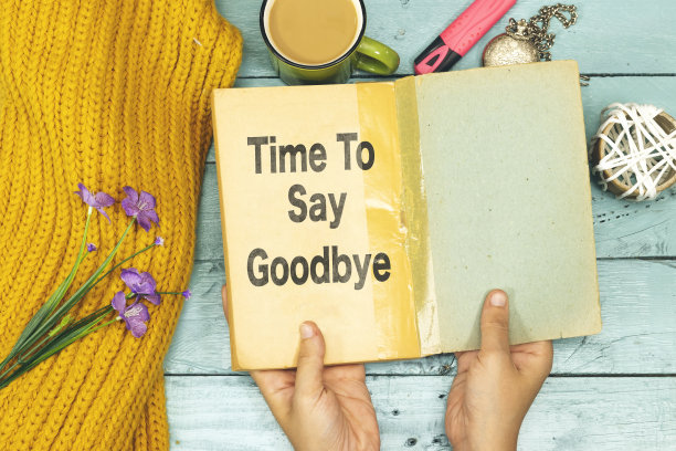 女人手里捧着一本旧书与时间说再见的概念图片下载