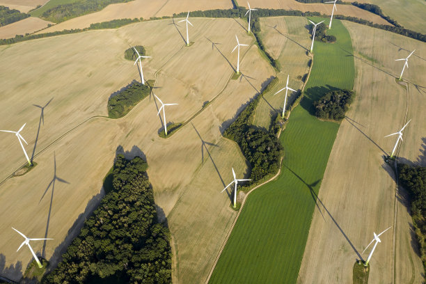 风力涡轮机，绿色技术的鸟瞰图图片下载
