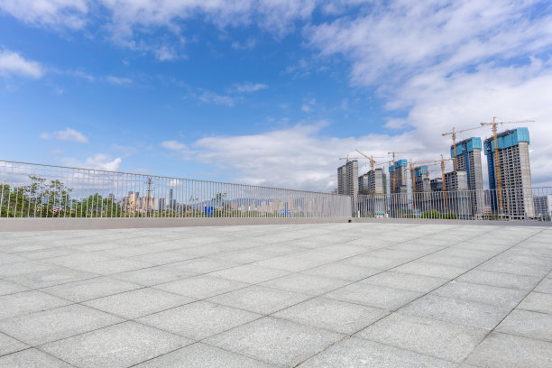 中国福建省莆田市，空旷的石板广场和城市天际线图片下载