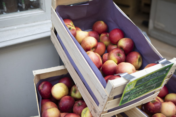 苹果装在木箱里在商店外出售图片下载