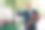 快乐的男性商务人士西装与花束在城市公园问候某人图片下载
