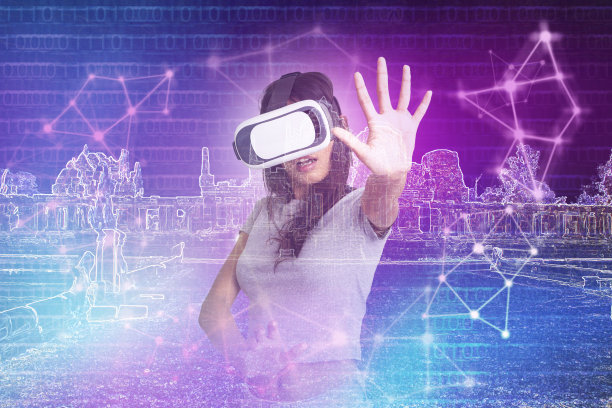 女人在超世界中享受虚拟的古城模拟。图片下载