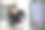 一个迷人的亚洲女商人的肖像工作在笔记本电脑和喝咖啡在办公室早上。图片下载
