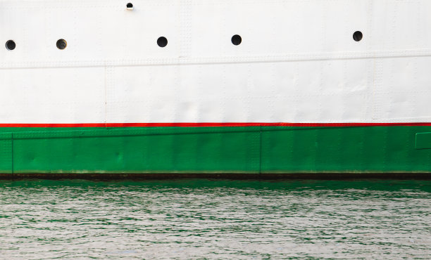 复古白色船体与红绿色水线图片下载