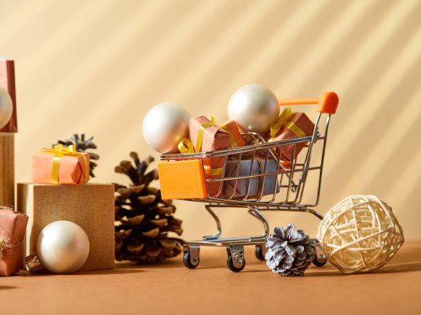 购物，网上购物，新年和圣诞节折扣，销售，黑色星期五。购物车，圣诞球和甜筒。新年和圣诞节装饰。照片里没有人。图片下载