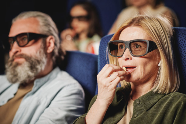 成熟的女人在3D眼镜图片下载