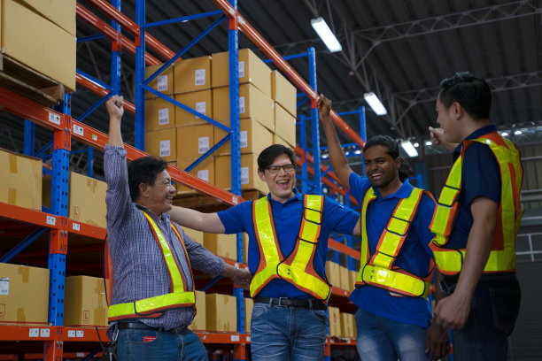 仓库的蓝领工人。图片下载