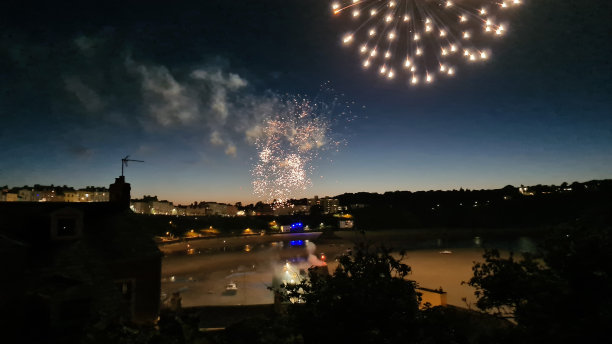 威尔士滕比港上空的烟花图片下载
