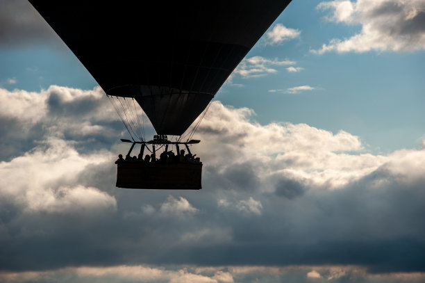 戈梅热气球载着游客的剪影图片下载