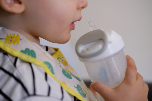 宝宝用奶瓶喝水图片下载