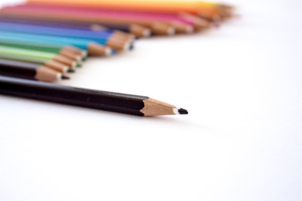 彩色铅笔，白色背景的彩色铅笔。突出显示的黑色铅笔。图片下载