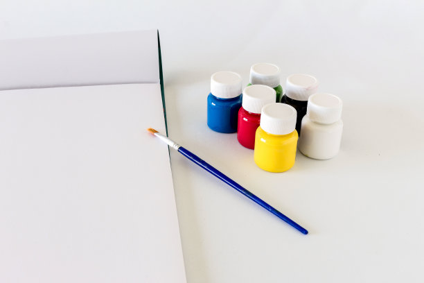 白色底色的瓶子，刷子和纸。图片下载