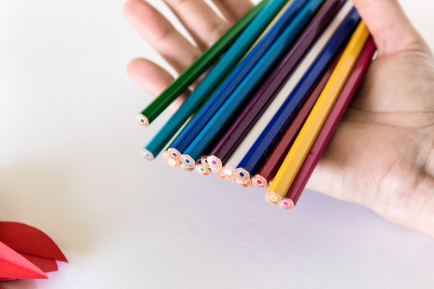 彩色铅笔，白色背景的彩色铅笔。图片下载