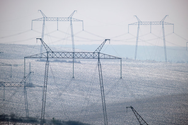 带高压电线的钢柱，通过电缆远距离输送电能图片下载