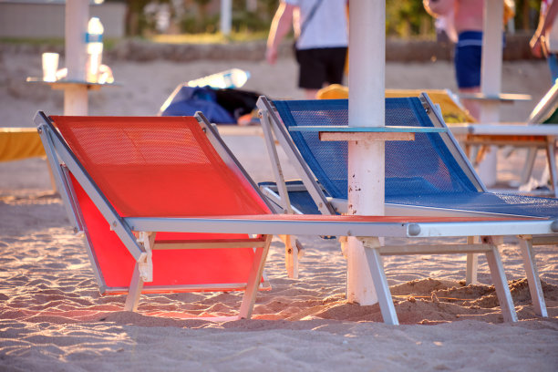 夏季度假胜地沙滩海边的空躺椅。度假和度假的概念图片下载