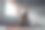 美丽的年轻非洲女人的后视图拉伸在健身房劈叉图片下载