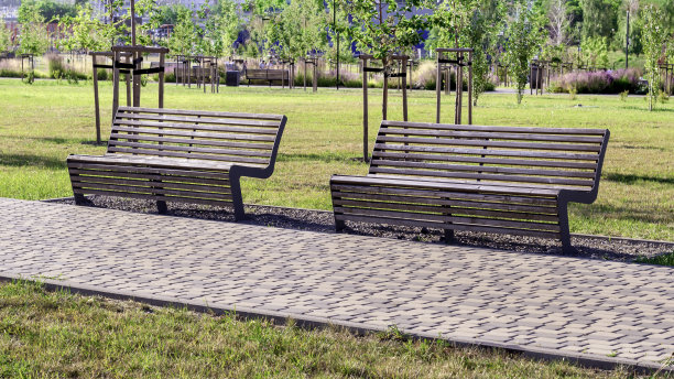 城市公园里的木凳图片下载