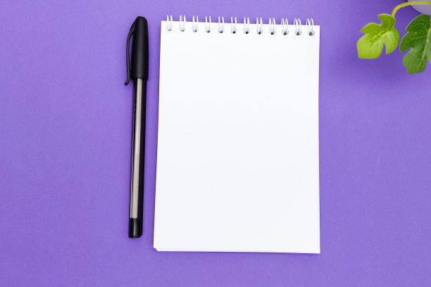 从以上观点。记事本，黑色钢笔，紫色背景上的绿色植物。图片下载