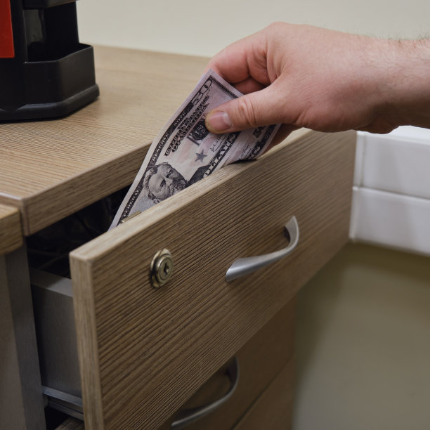 男人从办公桌抽屉里拿钱图片下载