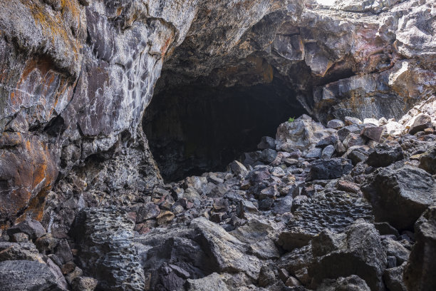 探索月球国家保护区环形山的洞穴图片下载