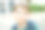 快乐的小男孩带着背包或挎包。在温暖阳光明媚的夏天，小学生在去小学或中学的路上。健康的孩子在城市的大街上。图片下载