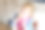 蹒跚学步的小女孩早餐喝酸奶。可爱健康的宝宝坐在厨房或托儿所吃饭。图片下载