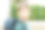 快乐的小男孩带着背包或挎包。在温暖阳光明媚的夏天，小学生在去小学或中学的路上。健康的孩子在城市的大街上。图片下载