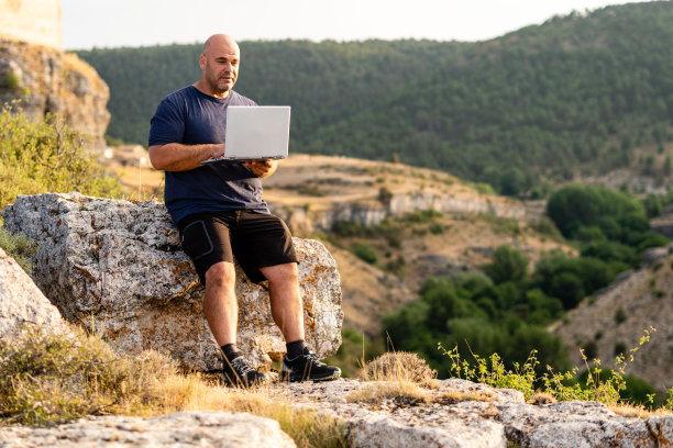 数字游牧民自由职业者的工作性质笔记本电脑图片下载
