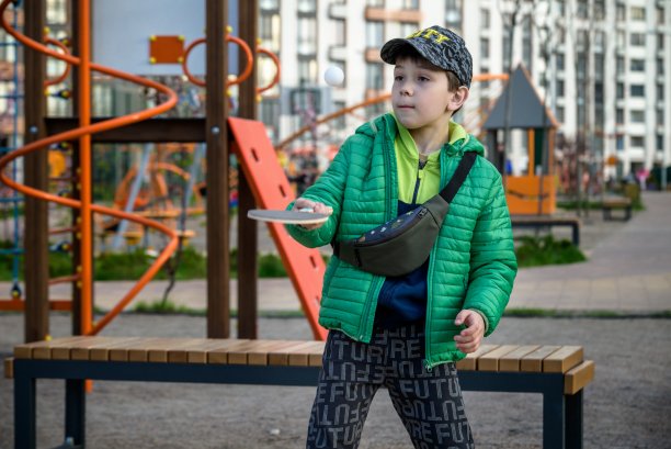 白人男孩在户外打乒乓球。积极的儿童休闲概念图片下载