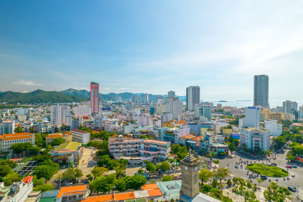 在一个阳光明媚的夏日午后，从高空俯瞰越南的海滨城市芽庄图片下载