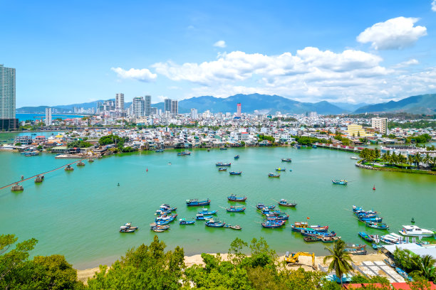 在一个阳光明媚的夏日午后，从高空俯瞰越南的海滨城市芽庄图片下载