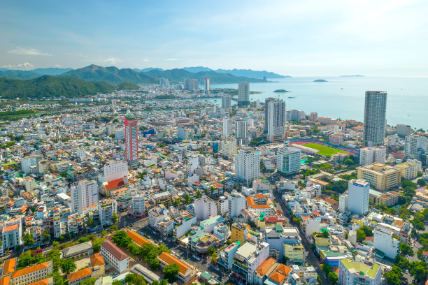 在一个阳光明媚的夏日午后，从高空俯瞰越南的海滨城市芽庄图片下载