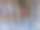 减少棘轮，链条和交叉自行车车轮辐条，与一个模糊的移动背景。图片下载