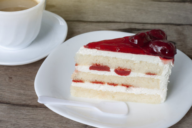 早上在木桌上放上草莓芝士蛋糕和一杯咖啡。图片下载