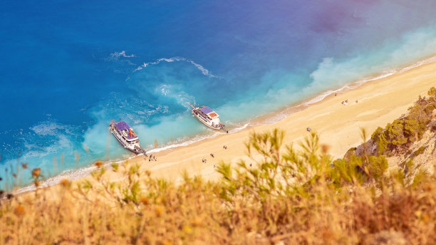 希腊美丽的海滩。希腊莱夫卡达岛著名的埃格姆诺伊海滩。莱夫卡达的海滩。鸟瞰美丽的沙滩和柔和的蓝绿色海浪。莱夫卡达岛夏季的热带海洋海滩。图片下载